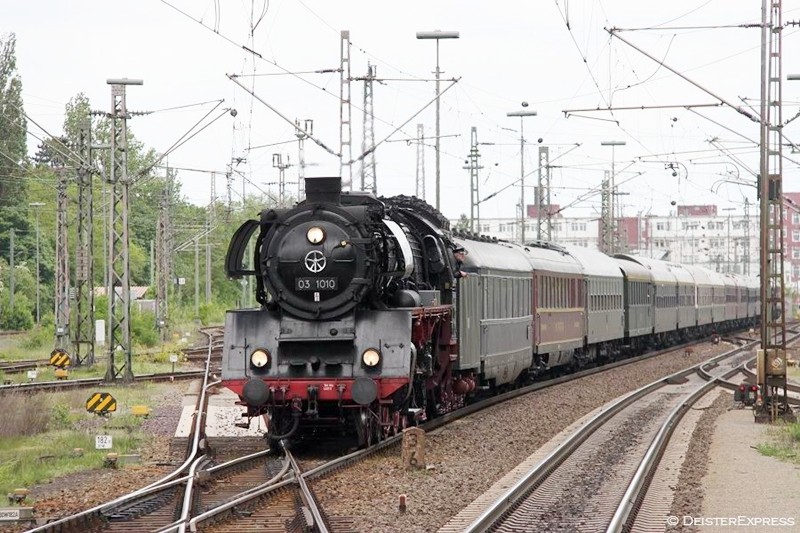 Wenige Minuten nach der Ankunft in Braunschweig fährt 03 1010 mit dem britischen MilitaryTrain 2012 nach Hannover ein