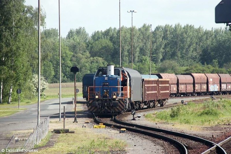 Im Bahnhof Hütte Süd lässt uns diese Rangierabteilung überholen