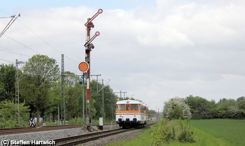 Nicht gerade das Topmotiv, aber demnächst schon Geschichte – der Sonderzug nach Peine passierte soeben das Einfahrsignal des Bahnhofs Lengede-Broistedt