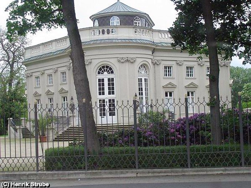 Hier das sehenswerte Schloss Richmond - Zwischen der Vor- und Nachmittagsfahrt vom "Stahlstadtexpress" führt eine nostalgische- und informative Straßenbahnfahrt durch Braunschweig