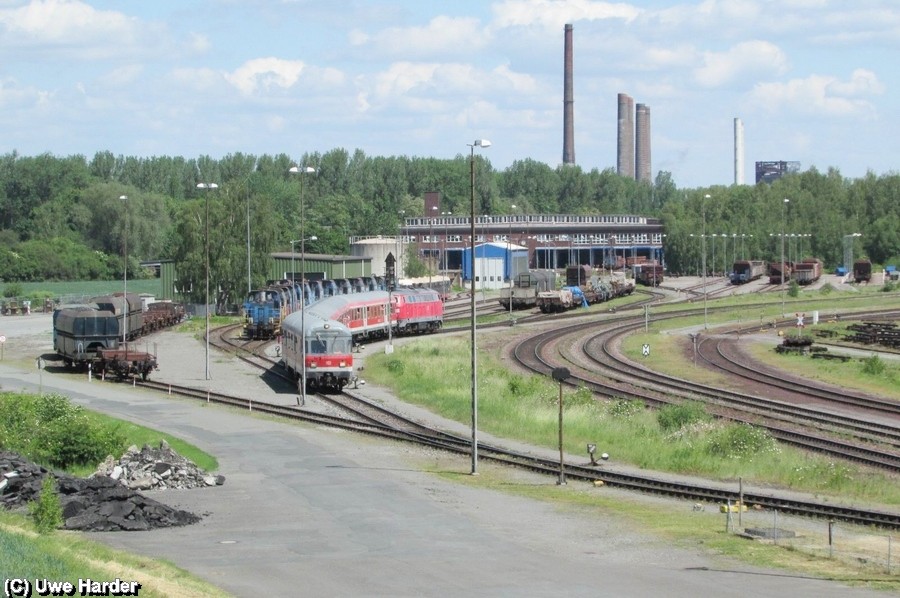 Vom Dach des Stellwerk Hütte Süd wurde der Sonderzug "Stahlstadtexpress" vor dem Bahnbetriebswerk der VPS in Hallendorf fotografiert. Hinter dem Sonderzug ist der Hüttenflitzer zu sehen