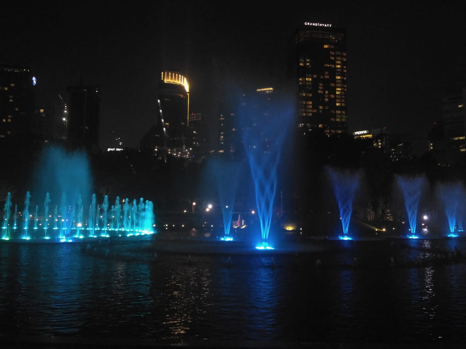 Jeden Abend, Wasser-Licht-Spiel bei den Twin Towers in KualaLumpur