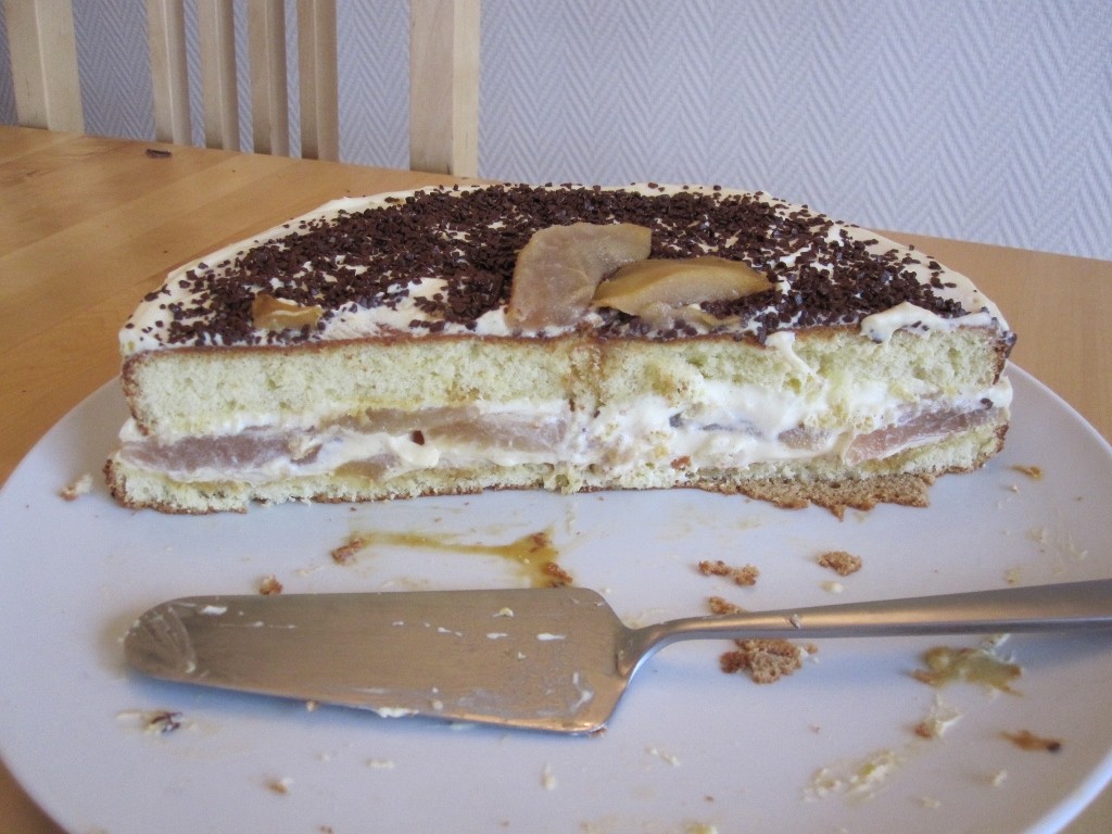 Le gâteau à la poire vu de plus près. (Génoise maison, crème pâtissière allégée à la crème fouettée).