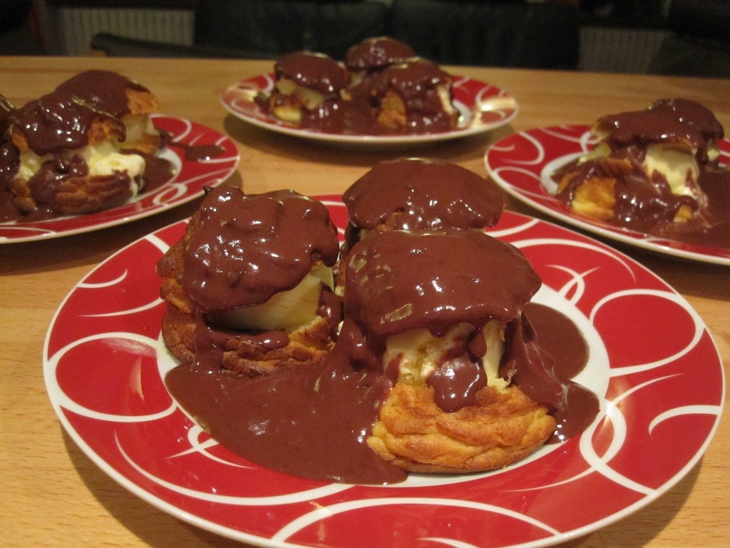 Profiteroles à la glace vanille maison.