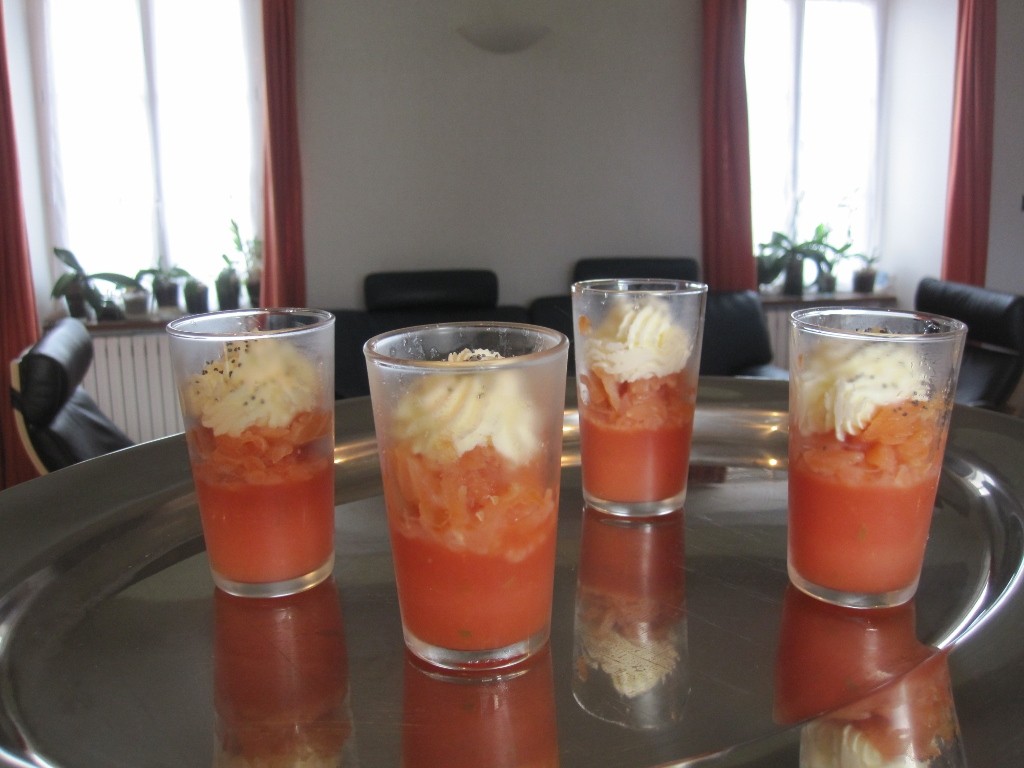 Verrine de gelée de tomates fraîches, saumon, surmontée d'une crème fouettée aux graines de pavot.