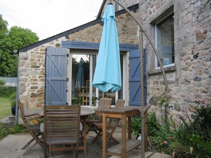 La terrasse devant la salle à manger.