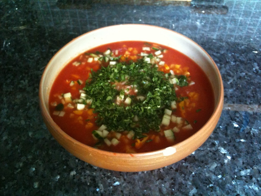 Le gaspacho avec les herbes, tel que je le présente avant de tout mélanger.