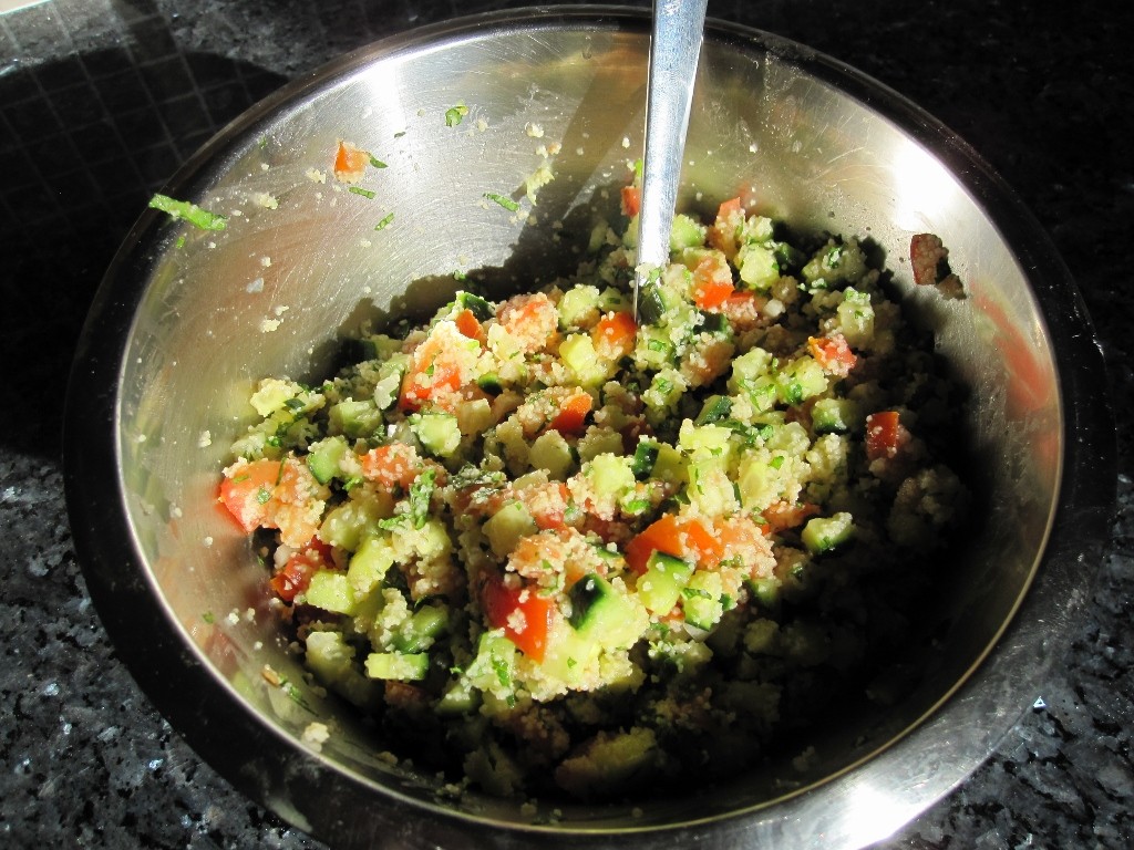 Taboulé à ma façon, beaucoup de légumes et peu de semoule, c'est meilleur.