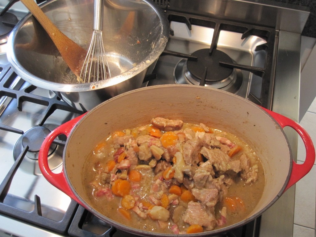 Préparation d'une blanquette de veau. Je fais aussi de la cuisine traditionnelle.