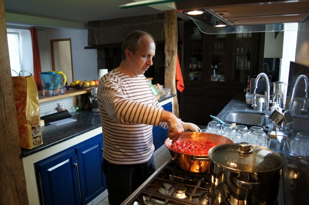 Je prépare de la confiture de fraise.