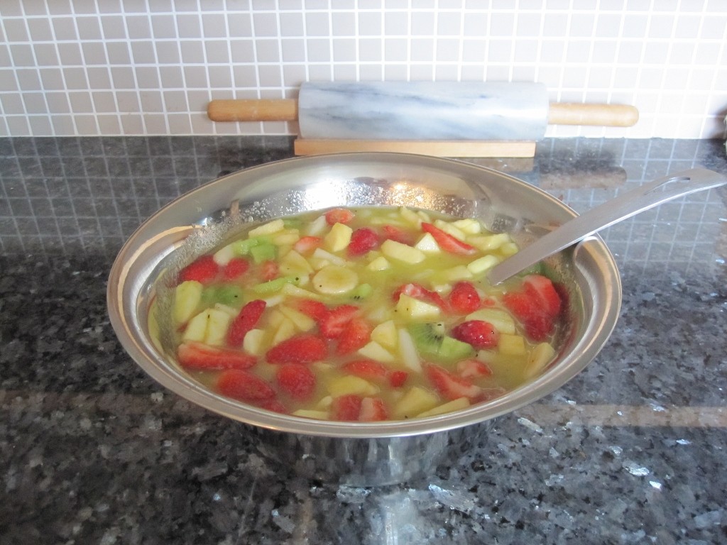 Salades de fruits frais. Je fais un coulis de fraise qui sert de sirop. L'été, c'est rafraîchissant.