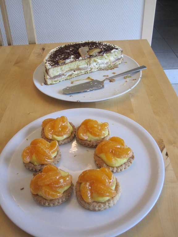 Gâteau de poires fraîches caramélisées et tartelettes aux mandarines.