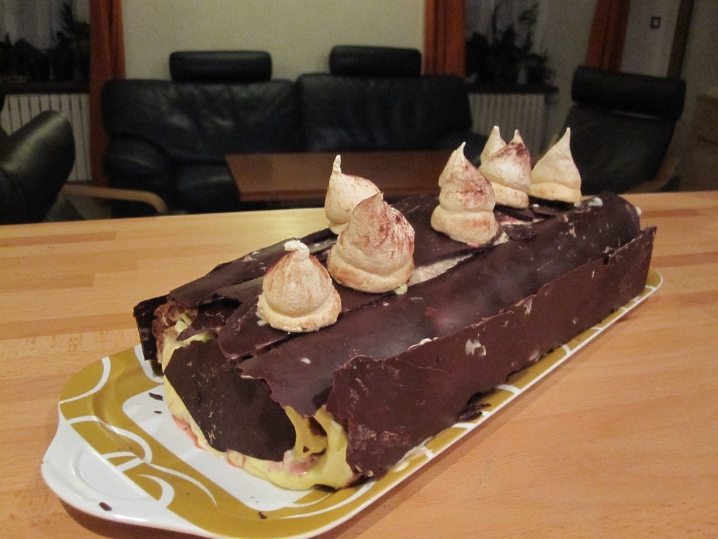 Bûche aux framboises du jardin (congelées) et au chocolat, servie le 24 déc 2012.