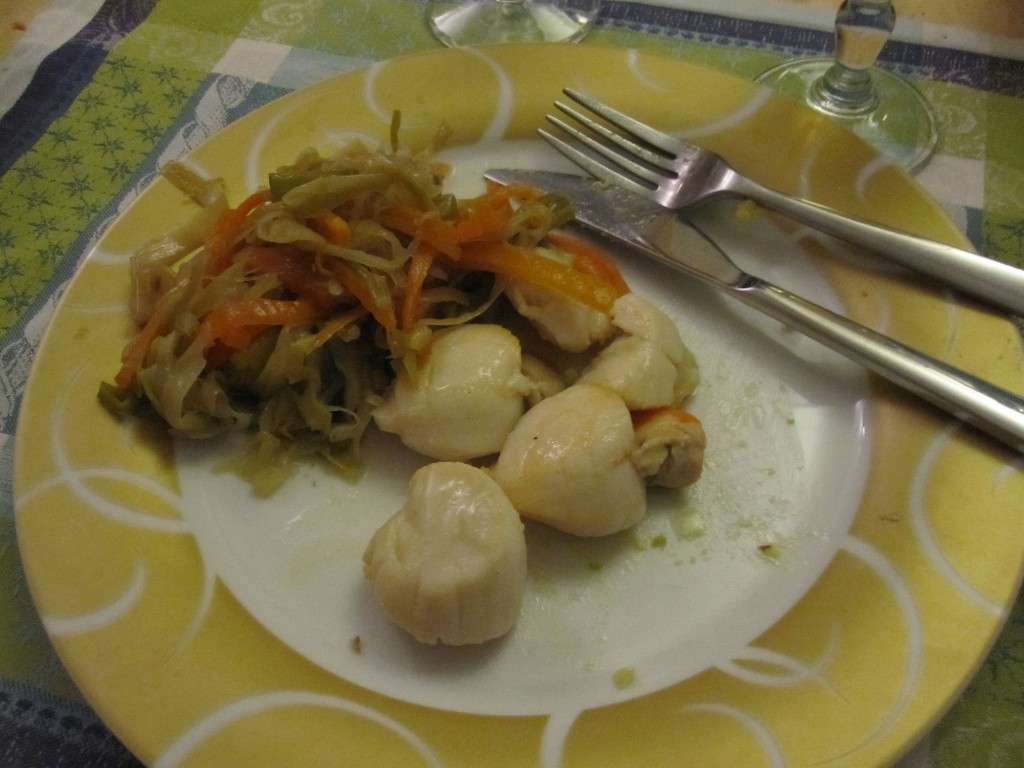 Coquilles St-Jacques et julienne de légumes poêlés.