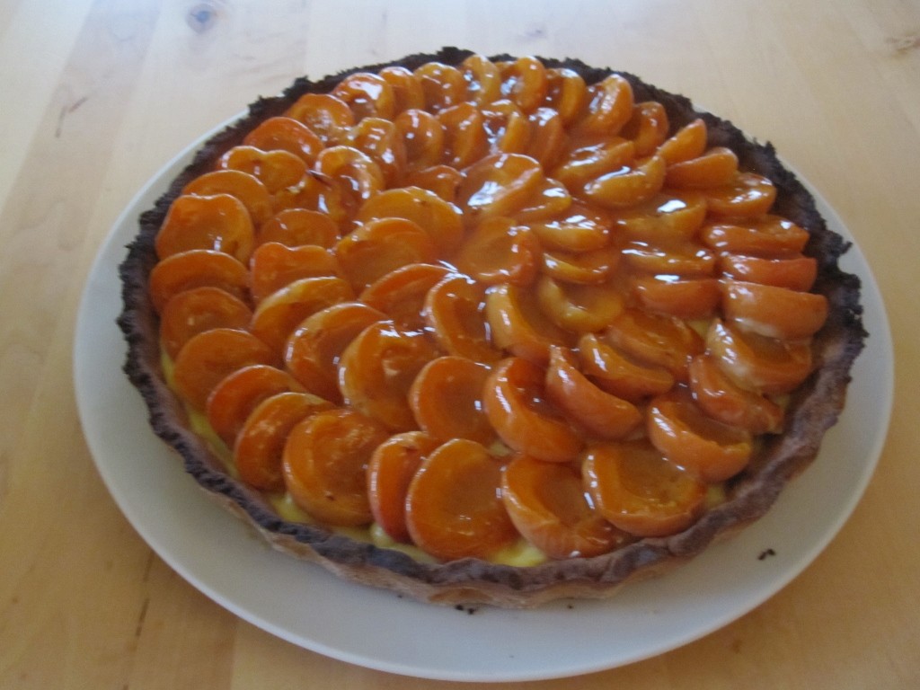 Tarte aux abricots (pâte sablée, crème pâtissière "maison" et abricots du verger certaines années.