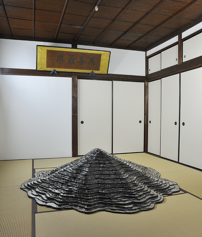 曙光の水田／Aurolal paddy field ／h45×w215×d211㎝／ceramic／2013  撮影：田中俊司