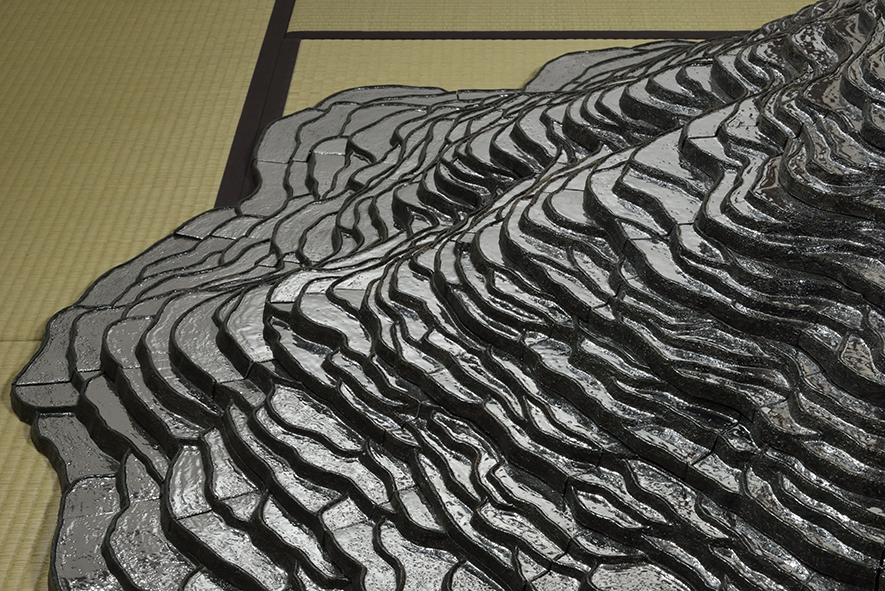 曙光の水田／Aurolal paddy field ／h45×w215×d211㎝／ceramic／2013  撮影：田中俊司