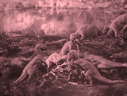 Szenenbild aus dem Spielfilm "Die verlorene Welt" (The Lost World, USA 1925) von Harry O. Hoyt und Willis O'Brien; mehrere Raubsaurier