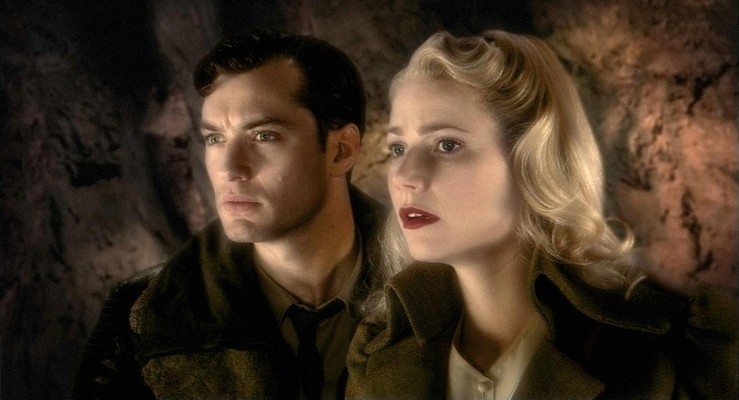 Szenenfoto aus dem Film "Sky Captain and the World of Tomorrow" (USA 2004) von Kerry Conran; Gwyneth Paltrow und Jude Law