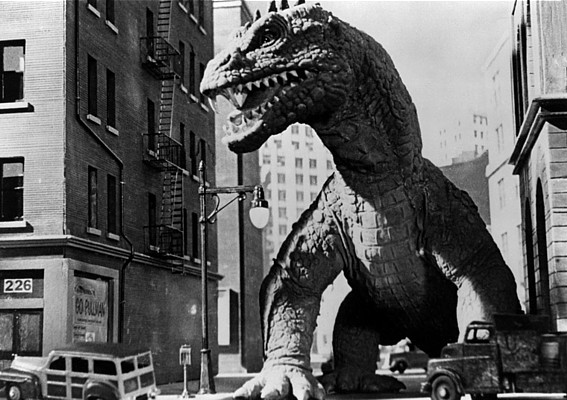 Der Rhedosaurus in einem Szenenfoto des Films "Panik in New York" (The Beast from 20.000 Fathoms, USA 1953)