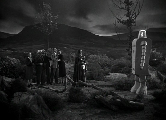 Szenenbild aus dem Film "Devil Girl from Mars" (GB 1954)