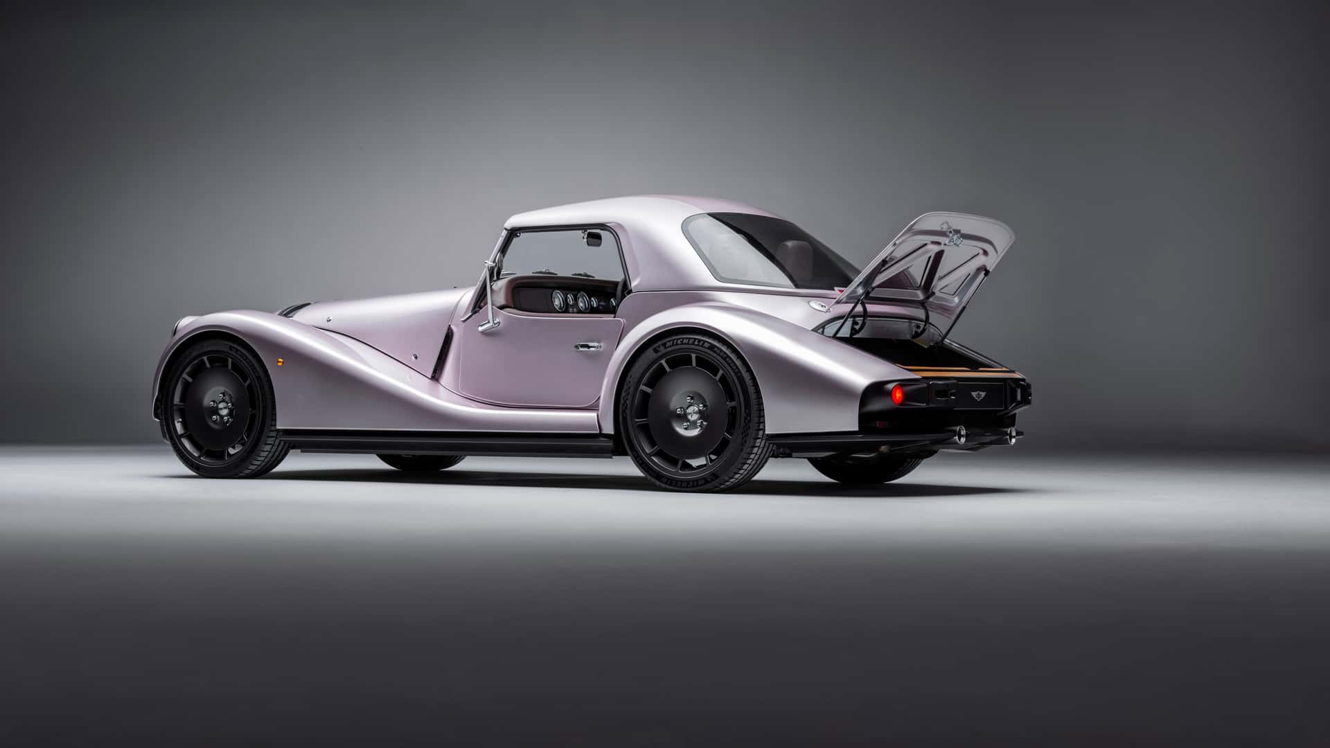 Morgan Supersport im Studio Kofferraumklappe offen