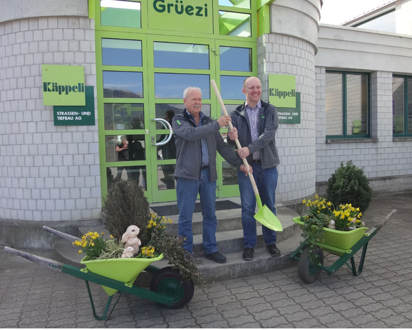 Edi Tonazzzi übergibt nicht nur den Stab, sondern die Schaufel, an Lukas Käppeli.