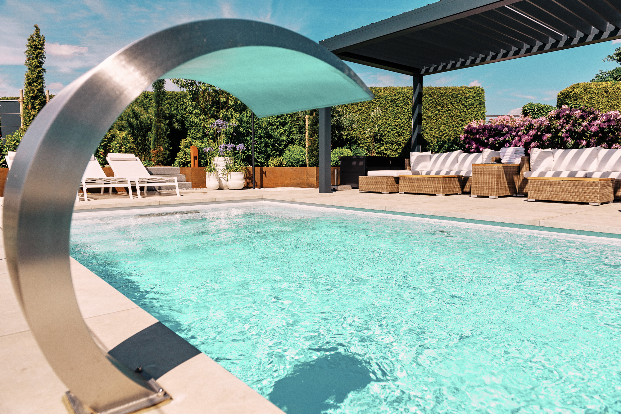Poolbereich im Garten mit freistehender Pergola mit Lamellen in Thyrnau
