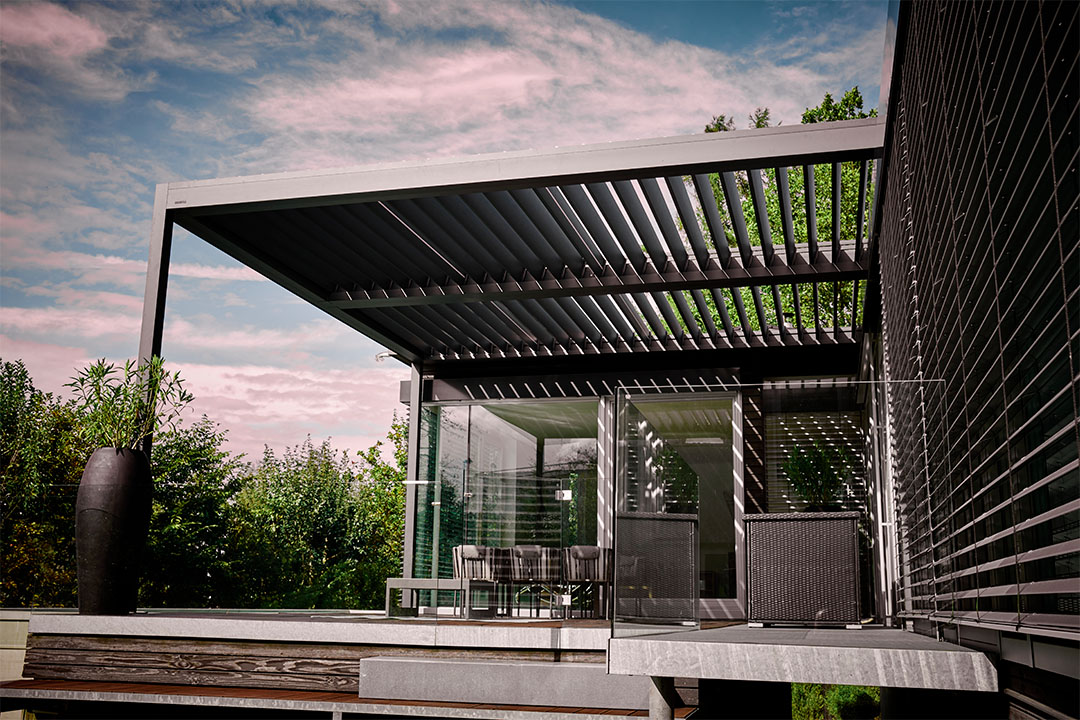 2 Terrassendächer von Brustor in dunkelgrau mit geöffneten Lamellen in Passau