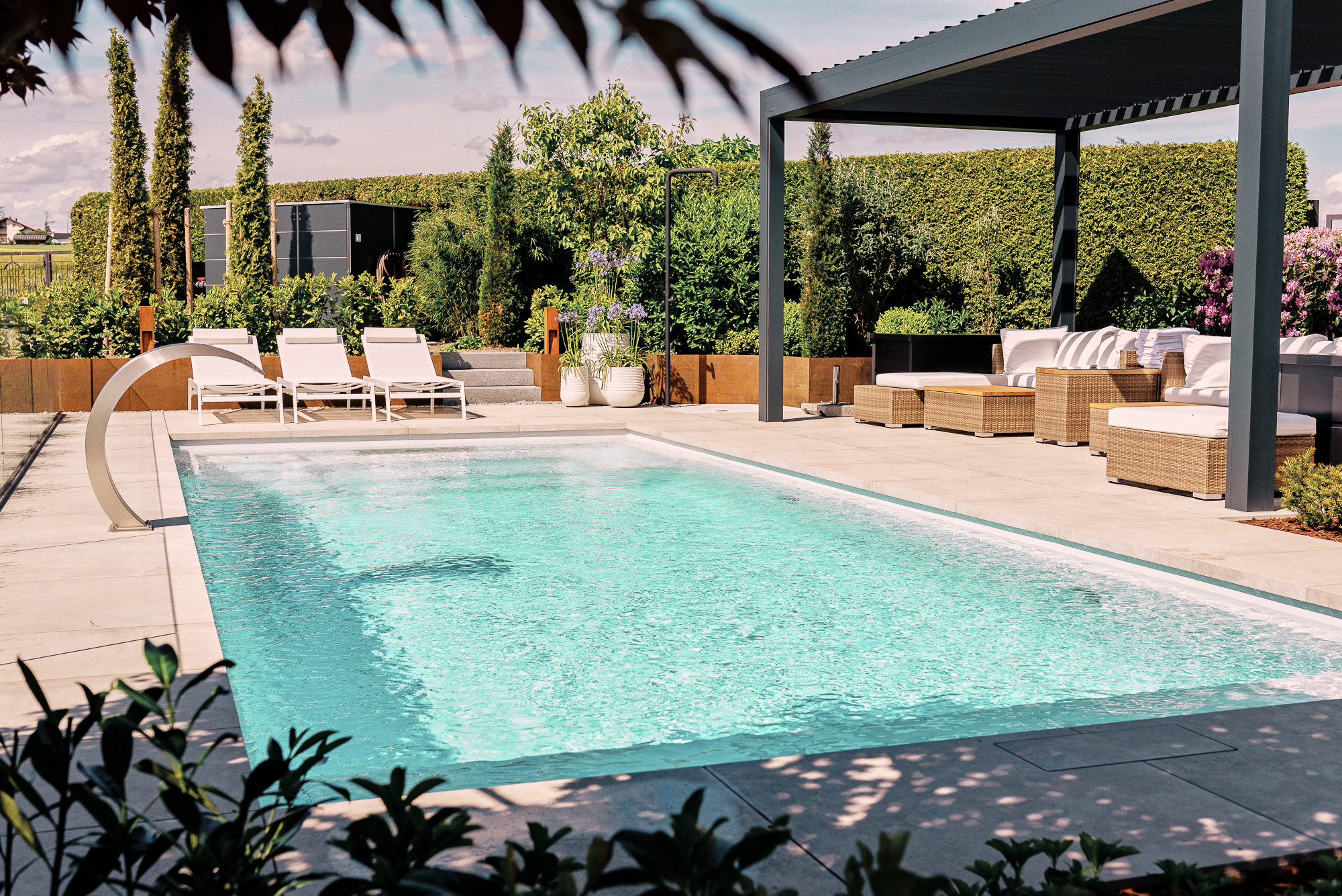 Pergola neben Pool als Überdachung, Sonnenschutz in Passau
