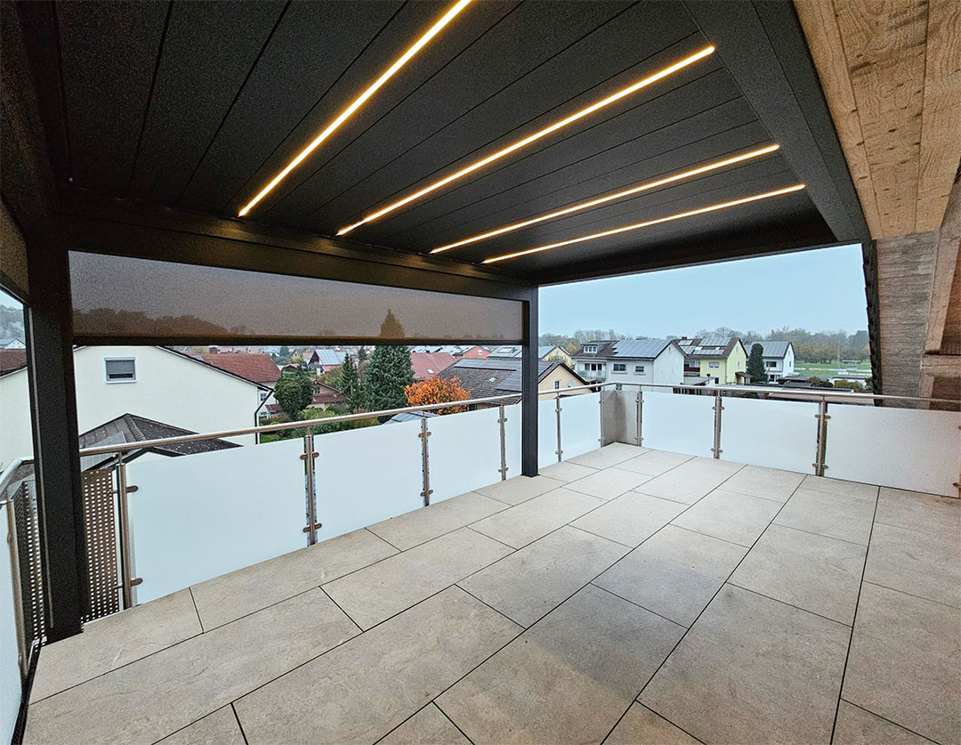 Beleuchtung in den Lamellen des Terrassendachs in Dingolfing Landau