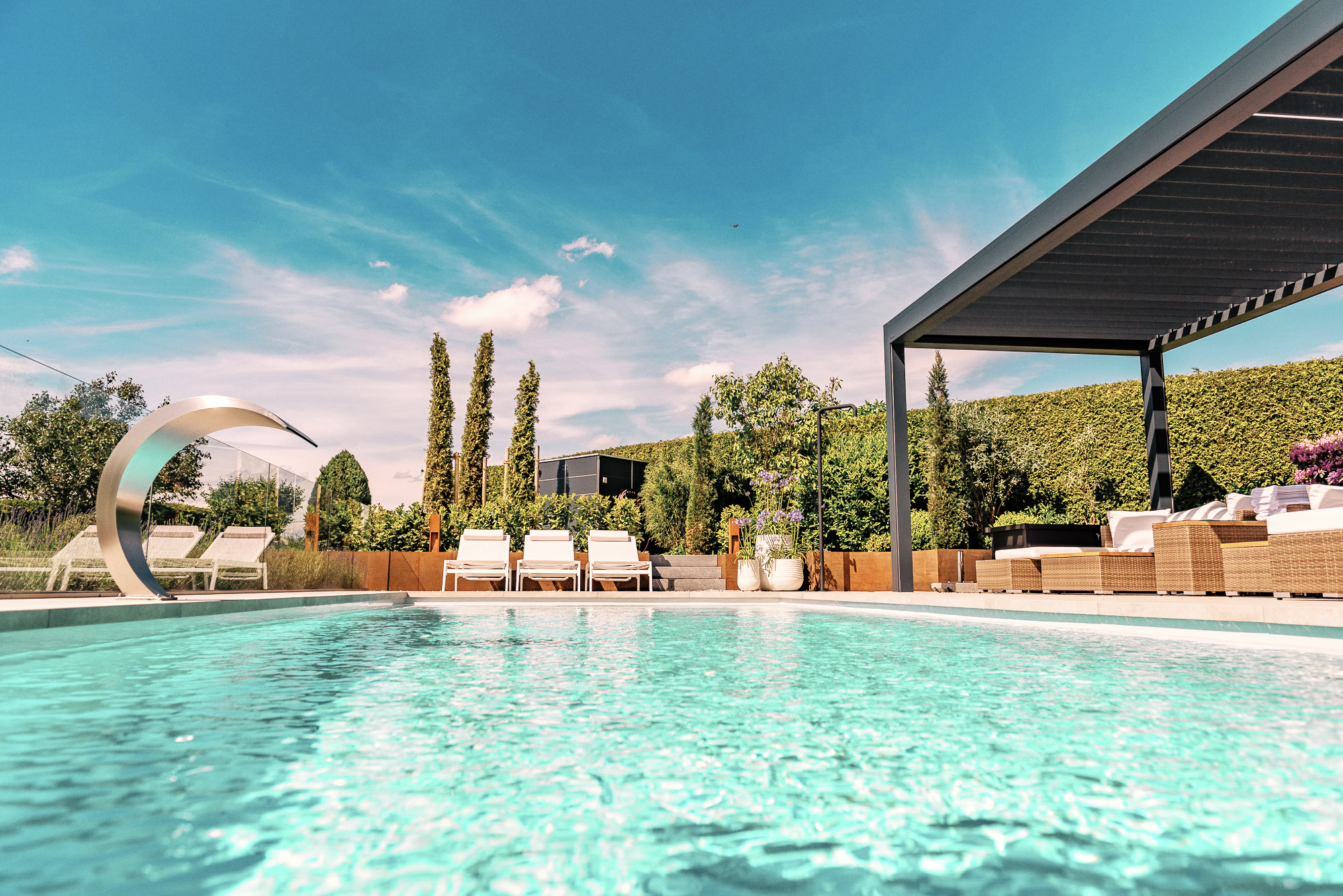 Pergola mit Lamellen als Überdachung am Pool im Bayerischen Wald