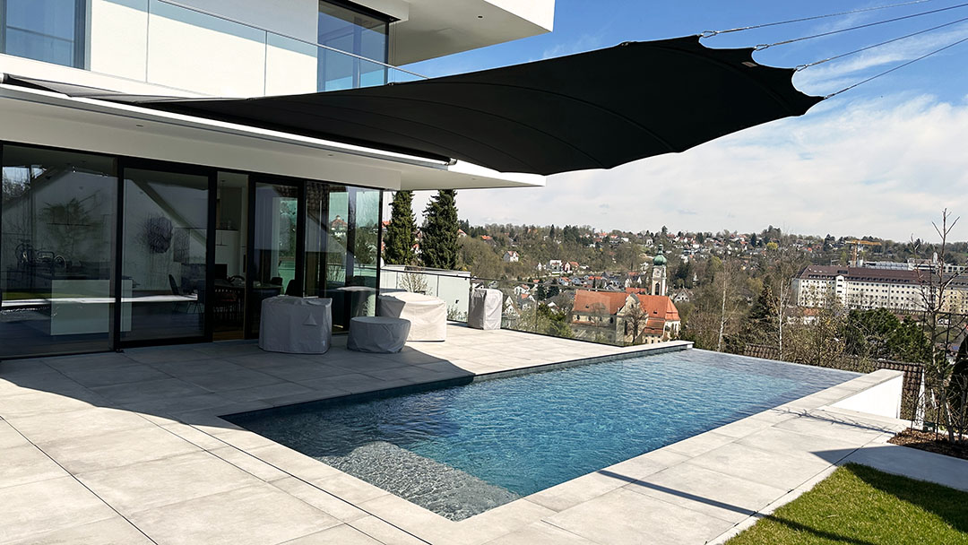 hochwertiges schwarzes Sonnensegel in außergewöhnlichem Design in Landshut in Niederbayern
