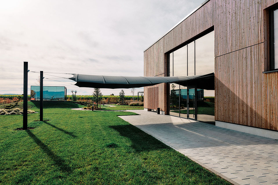 Relux ist Ihr Spezialist für Terrassenüberdachungen, Lamellendächer, Faltdächer und Outdoor Möbel in Deggendorf und ganz Bayern & Österreich.