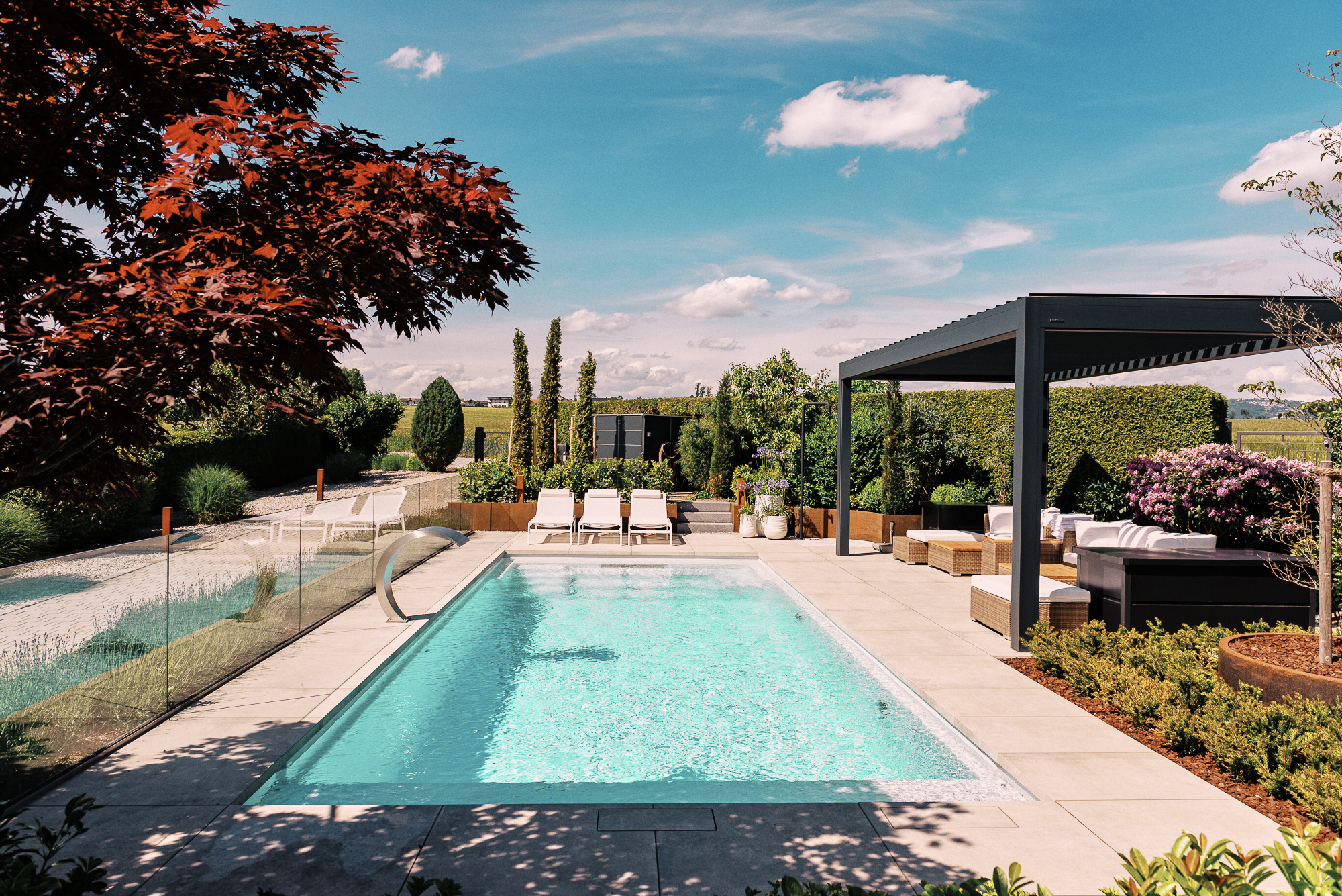 indiviudell geplantes Lamellendach angepasst an den Terrassenbereich am Pool in Thyrnau