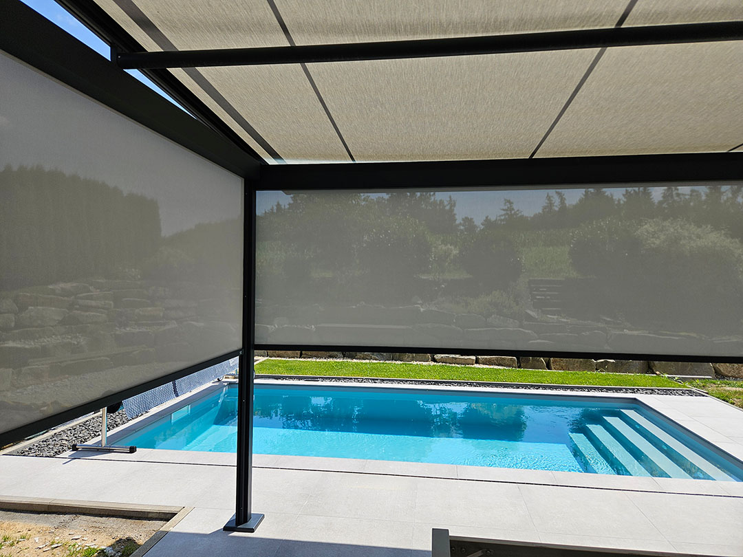 Pergolamarkise kombiniert mit Screens als Sichtschutz und Beschattung in Passau, Niederbayern