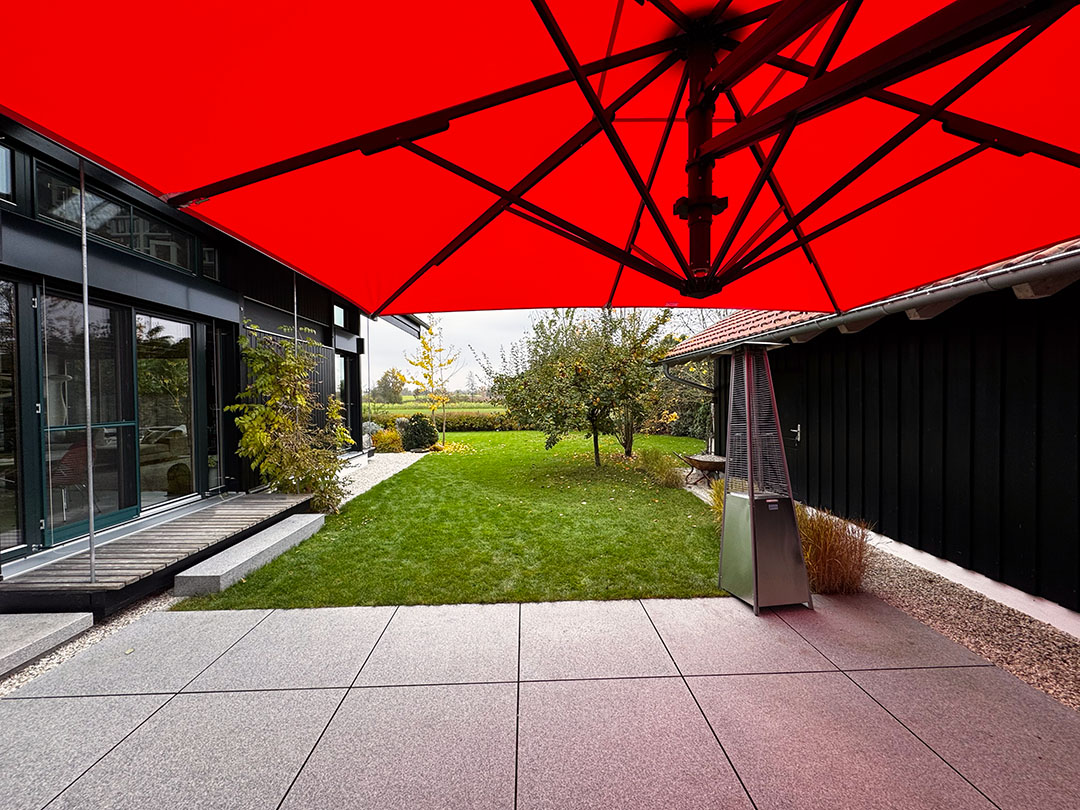 großer, farbiger Ampelschirm ideal für Gastronomie und private Terrassen in Straubing, Niederbayern