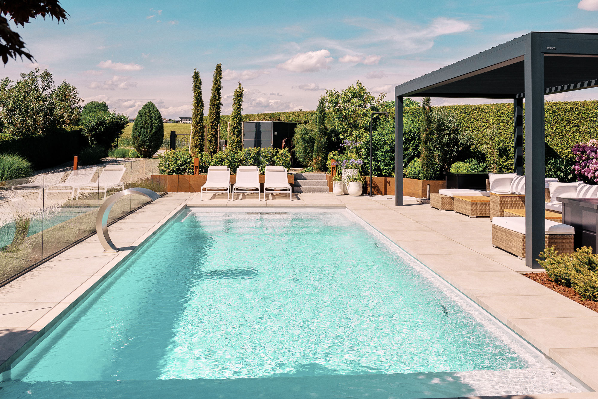 funktionelle Pergola mit Lamellen montiert durch Fachpersonal 