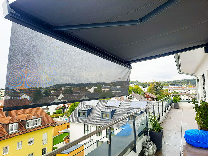 Beschattung einer Terrasse durch eine graue Markise in Deggendorf, Niederbayern