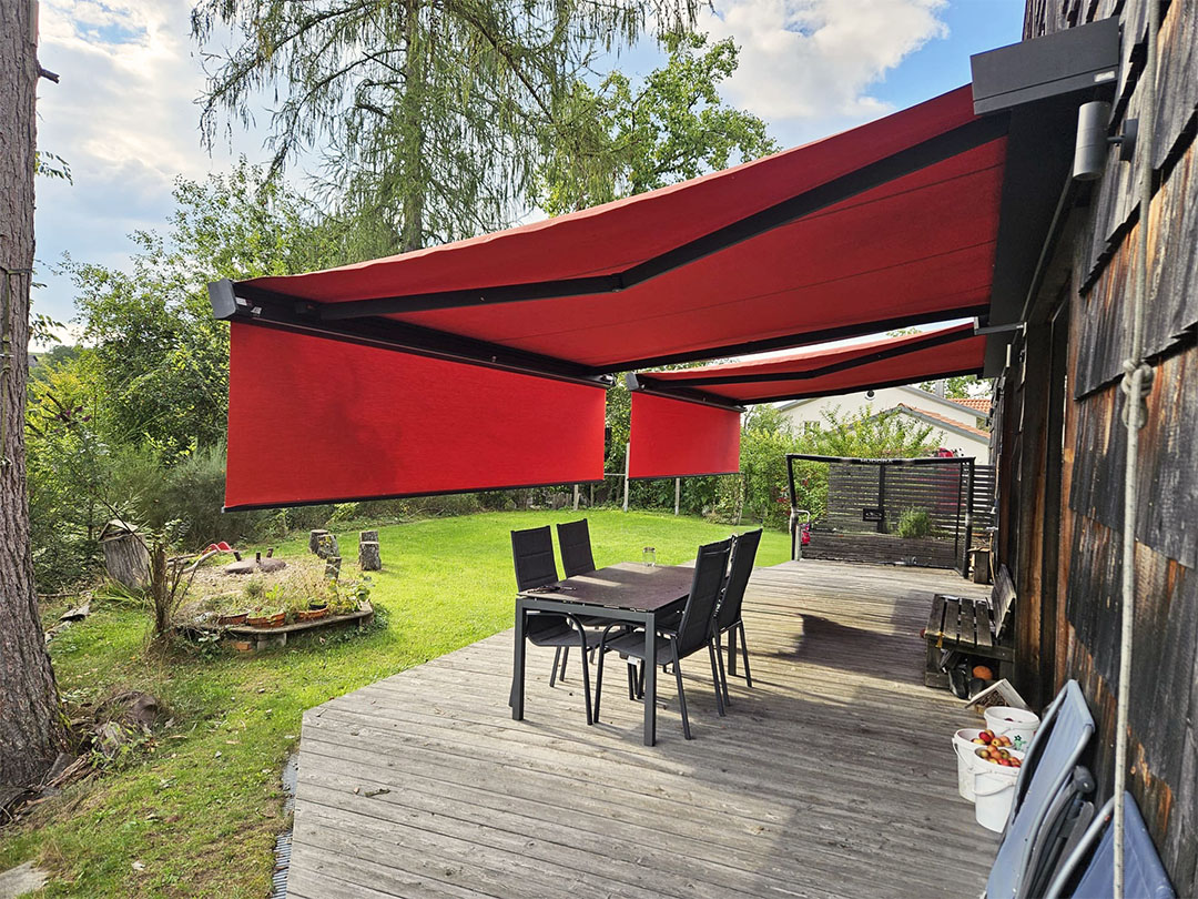 Eine Kombination aus mehreren Markisen beschattet diese Terrasse in Passau, Niederbayern