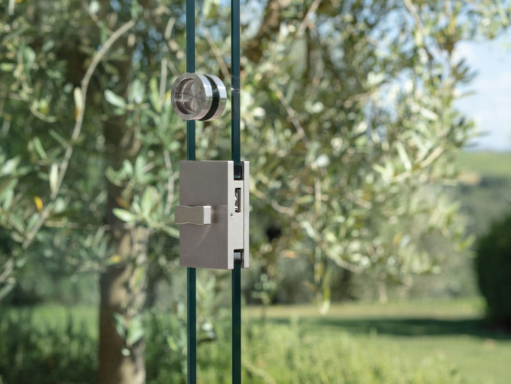 Edelstahlbeschläge einer Glasschiebewand