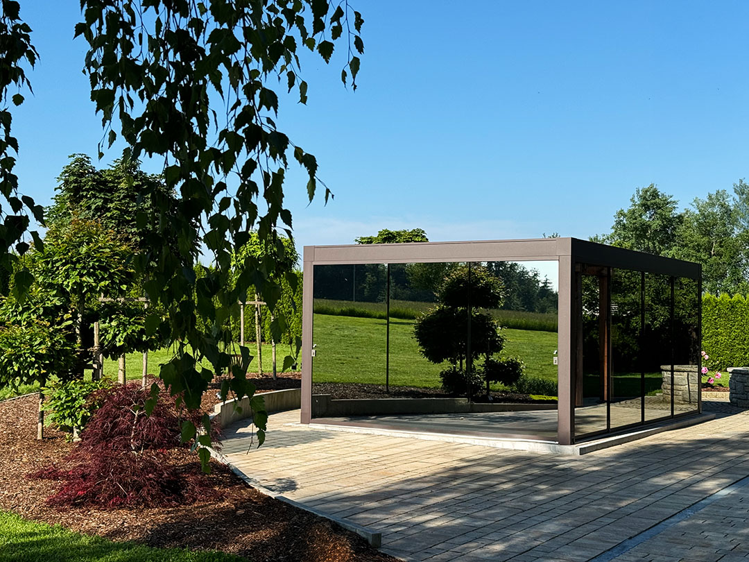 Pergola mit Lamellen und Spiegelverglasung freistehend auf Terrasse in Passau in Niederbayern