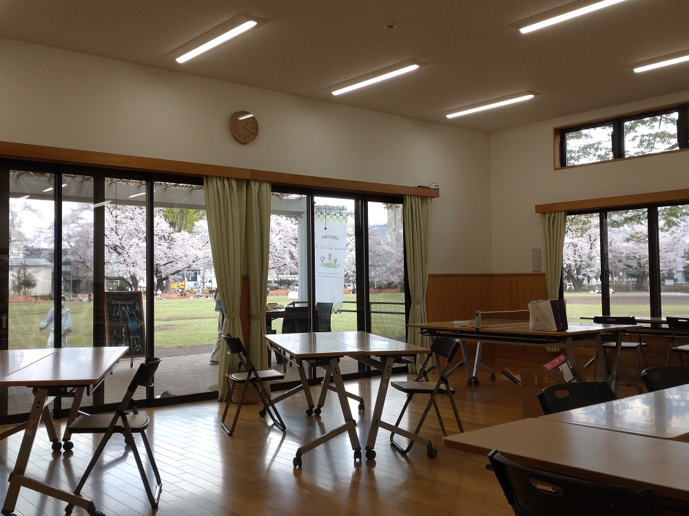 地区センター内から公園を見渡せる