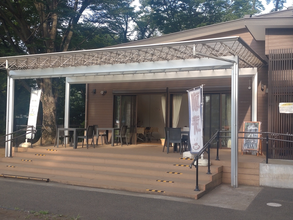 フリースペースのテラスは公園利用者も使用可能