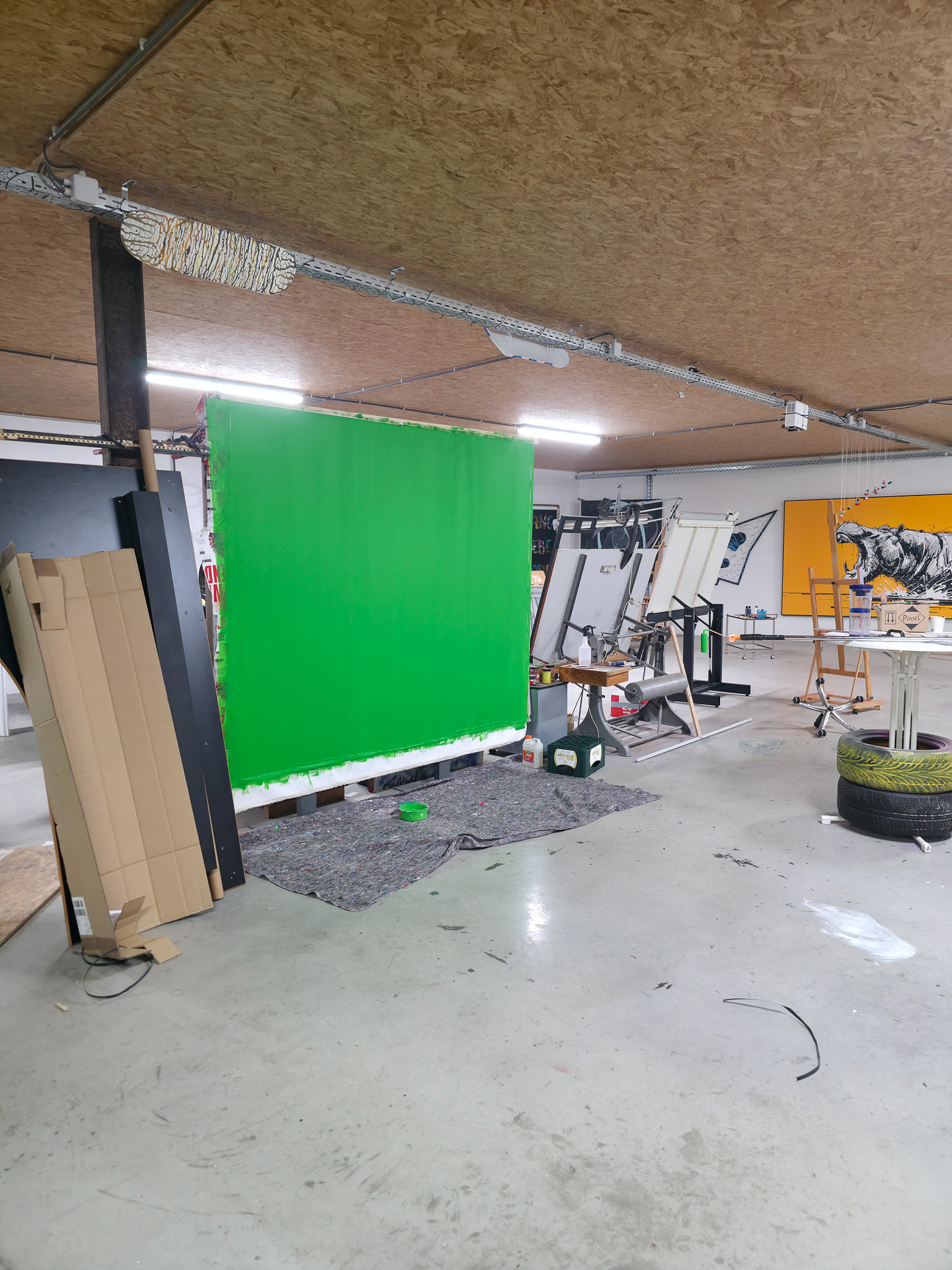 Anfangsphase Entstehung von "THE WALL HAS EYES", Kunstwerk/Gemälde von Martin Lingens, schwarz-weißer Afrikanischer Büffel auf grünem Hintergrund