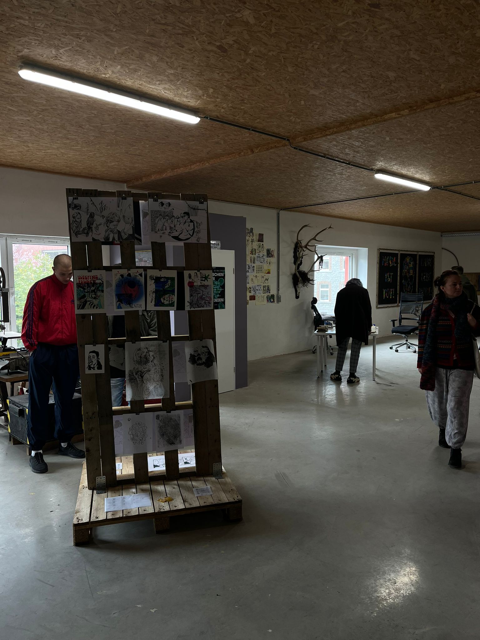 Ausstellung "Zwischen den Linien", Kunstwerke Bleona Ahmeti, Martin Lingens