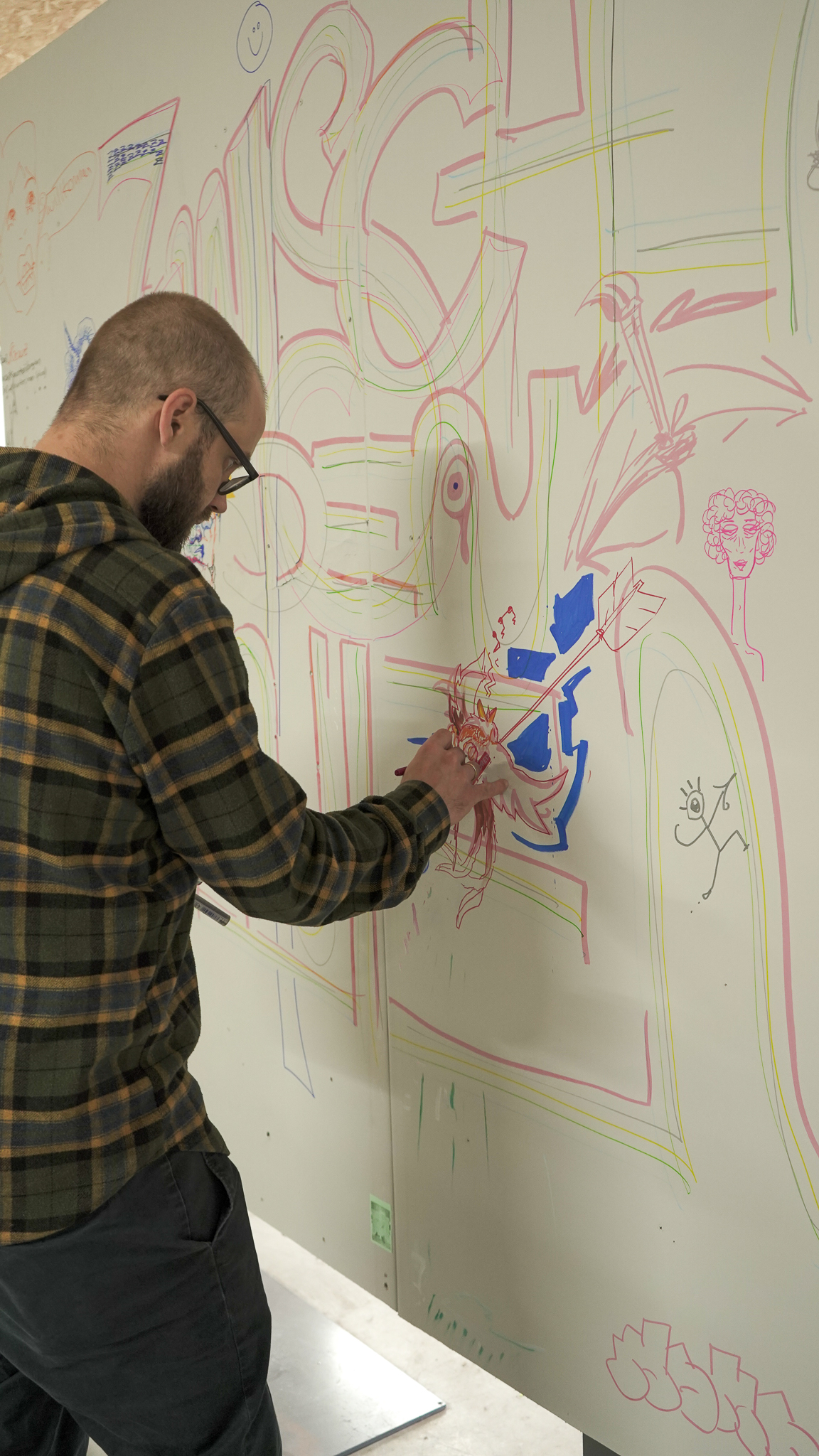 Jannis Winckler tobt sich fleißig kreativ auf unserer Gemeinschaftswand aus
