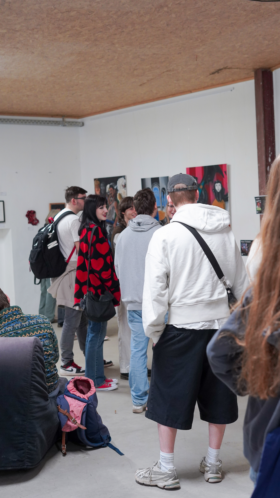 Die Leute stehen schon fast an um sich Kunst anzuschauen =)