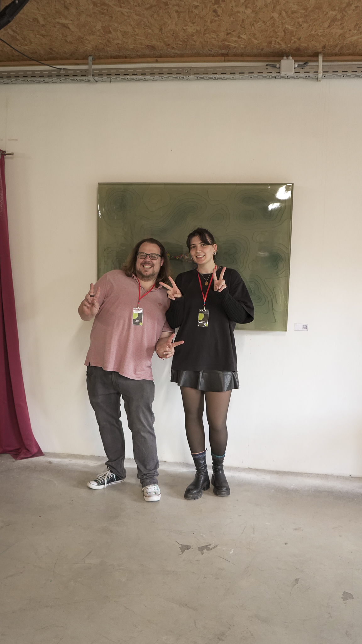 Bleona und ich haben vor meinem Werk "Alone" für die Kamera posiert