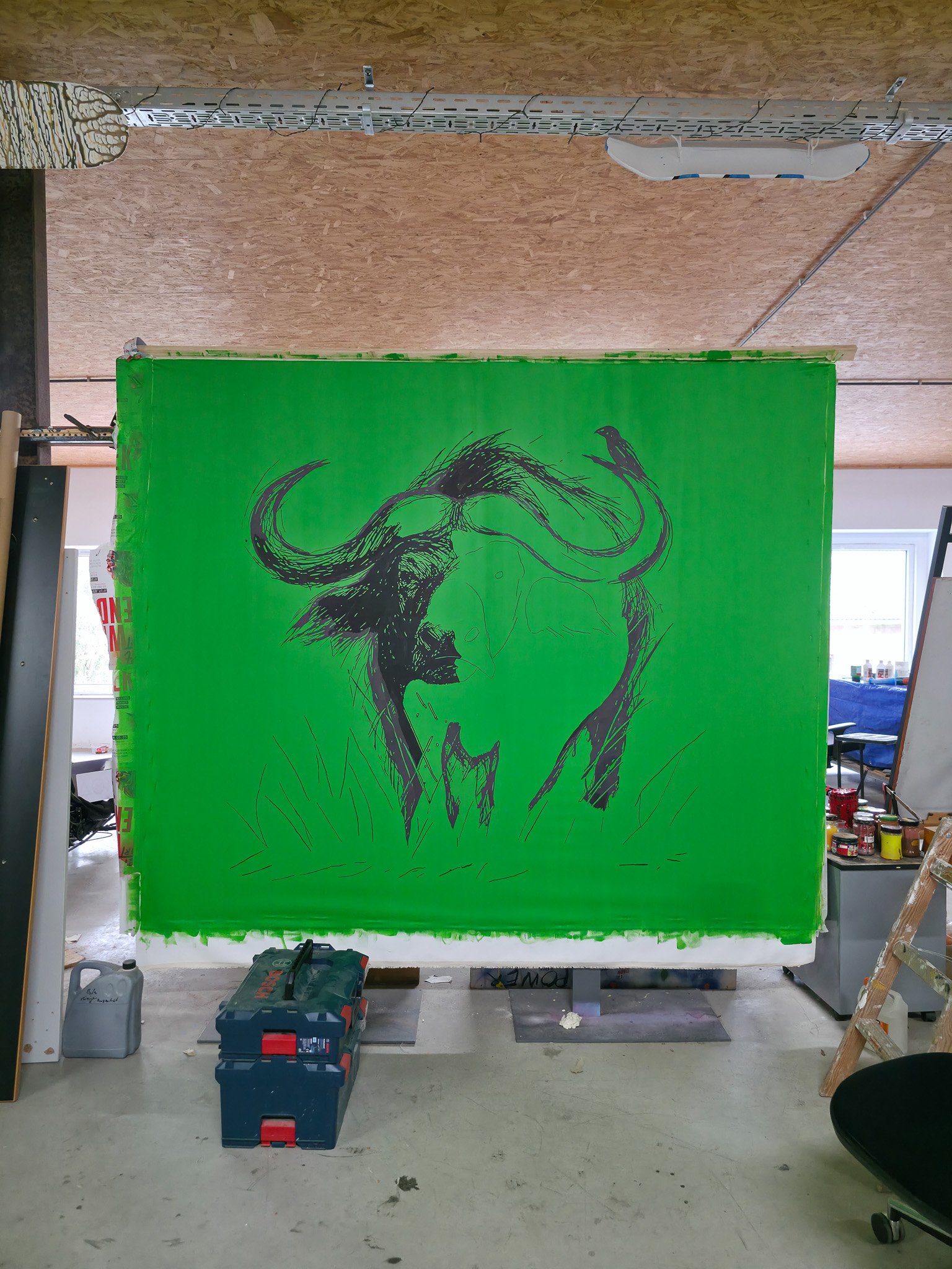 Entstehung von "THE WALL HAS EYES", Kunstwerk/Gemälde von Martin Lingens, schwarz-weißer Afrikanischer Büffel auf grünem Hintergrund